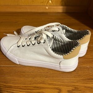 Stylish White Women’s Sneakers